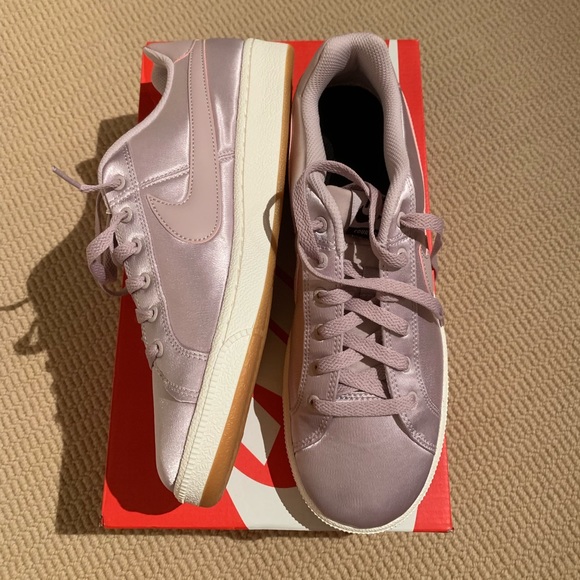 Women’s Nike Court Royal SE - Picture 2 of 5